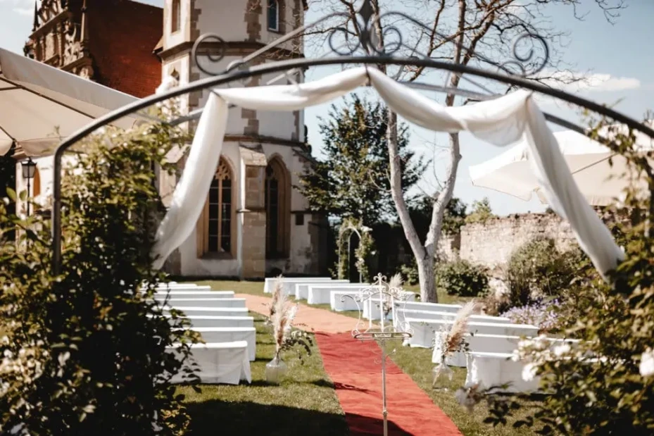 Dekoration_Hochzeit_Schloss_Liebenstein_Freie_Trauung_Bierbankhussen-1-1024x682
