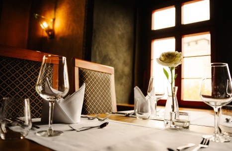 Nahaufnahme von gedecktem Tisch im Restaurant