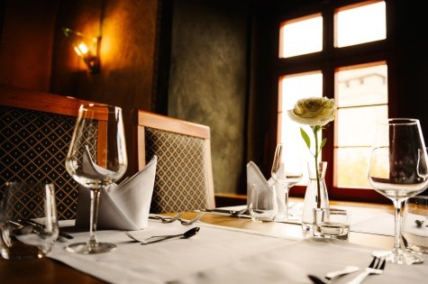 Nahaufnahme von gedecktem Tisch im Restaurant