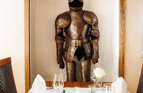 Ritter Rüstung als Deko im Restaurant