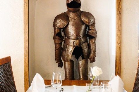 Ritter Rüstung als Deko im Restaurant